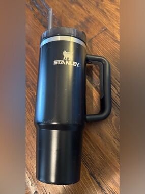 30 oz BLACK Stanley Tumbler w/handle, lid and straw